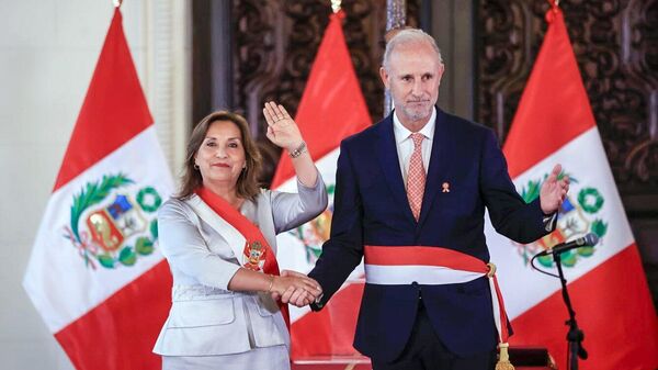 La presidenta peruana, Dina Boluarte, juramenta al canciller Javier González Olaechea - Sputnik Mundo