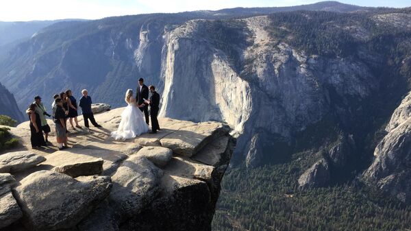 Ceremonia de boda en la cima de Taft Point en el Parque Nacional Yosemite de California - Sputnik Mundo