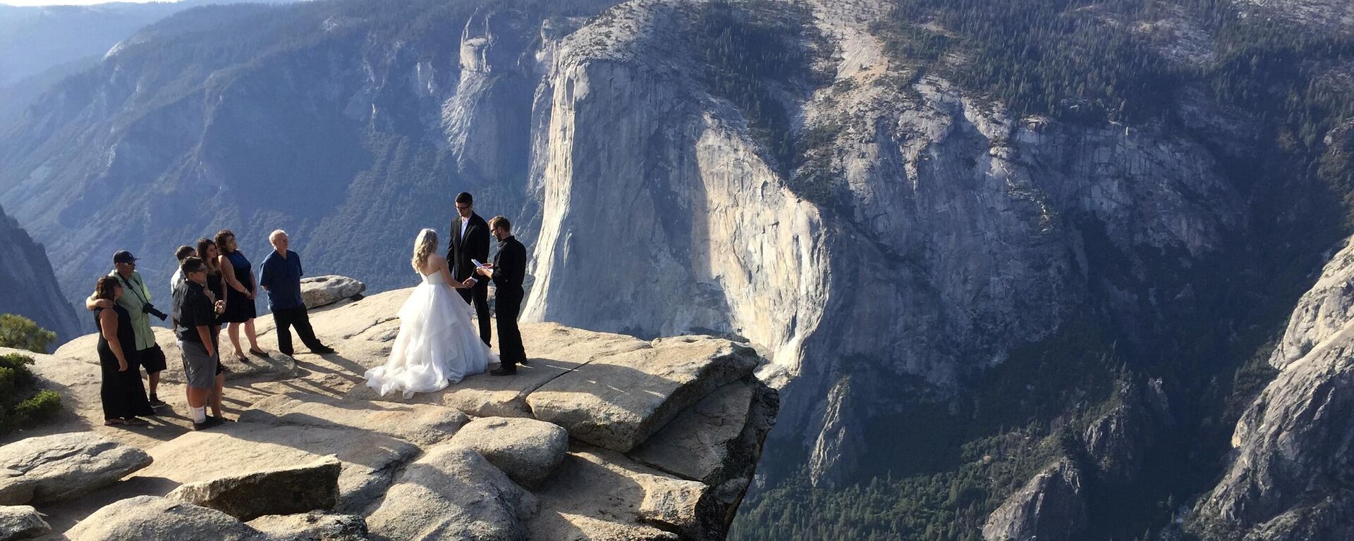 Ceremonia de boda en la cima de Taft Point en el Parque Nacional Yosemite de California - Sputnik Mundo, 1920, 08.11.2023