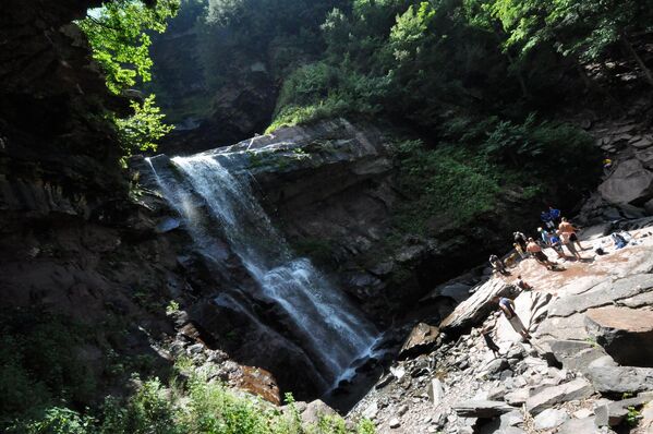 Las cascadas de Kaaterskill, situadas en el estado de Nueva York, están reconocidas como las más peligrosas. Muchos turistas vienen aquí cada año para hacer sesiones fotográficas. El 2023 cuatro de ellos se cayeron mientras se hacían selfies. - Sputnik Mundo