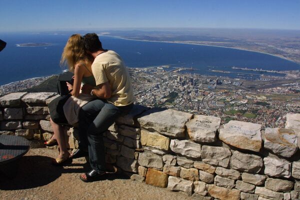 La Montaña de la Mesa es la tarjeta de visita de Ciudad del Cabo, la segunda ciudad más grande de Sudáfrica. Este lugar es peligroso sobre todo por los frecuentes incendios naturales y las serpientes que viven en la espesura. - Sputnik Mundo