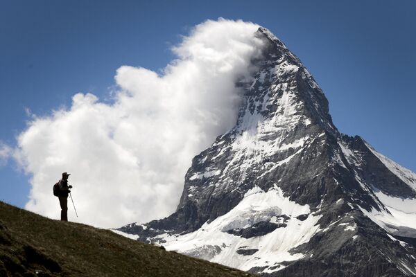 Los viajeros llaman al Cervino, en la frontera entre Suiza e Italia, la montaña más bella de Europa. Sin embargo, su belleza es muy peligrosa: 3 o 4 personas fallecen cada año al intentar escalar este pico alpino. El número total de muertes en la historia conocida del alpinismo supera ya las 500. - Sputnik Mundo