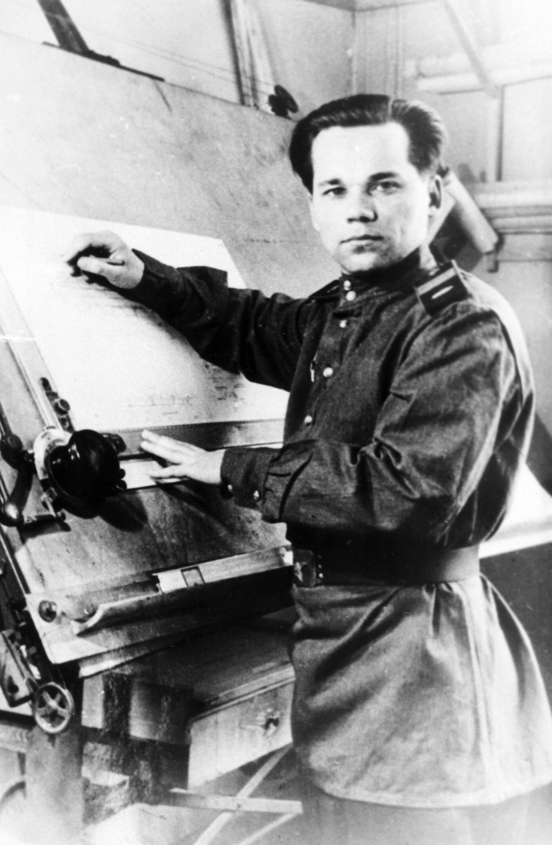 El sargento mayor Mijaíl Kaláshnikov trabajando en el diseño del fusil de asalto AK-47 - Sputnik Mundo, 1920, 08.11.2023
