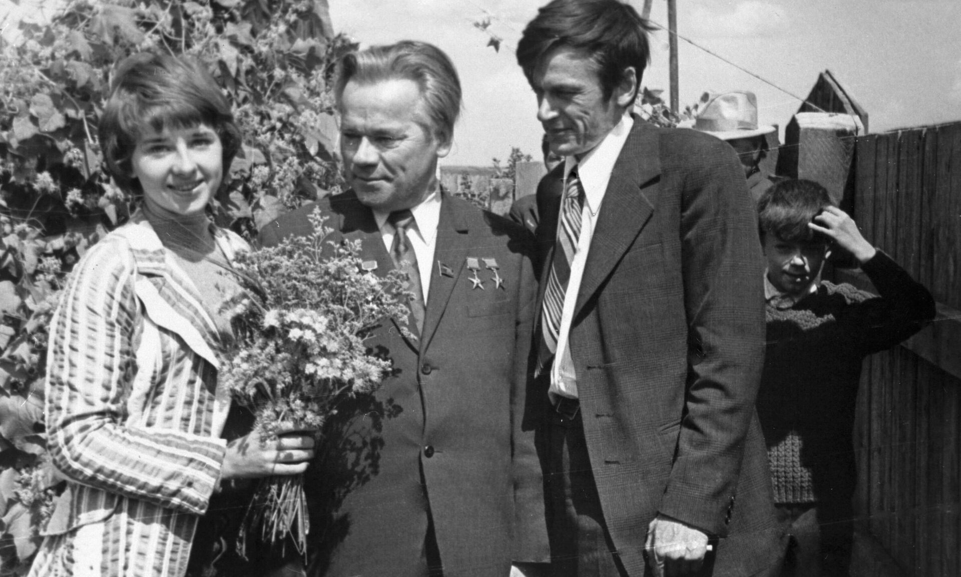 El diseñador soviético Mijaíl Kaláshnikov (centro) con su hija Natalia (izquierda) y su hijo Víktor (derecha) - Sputnik Mundo, 1920, 08.11.2023