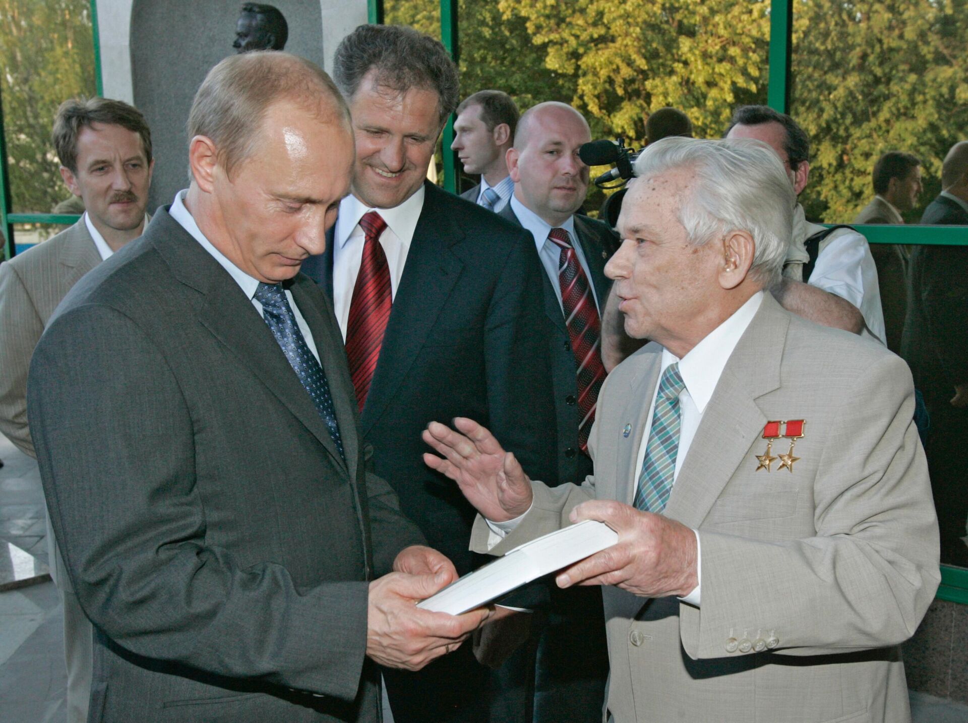 El presidente ruso Vladímir Putin, y el diseñador de armas, Mijaíl Kaláshnikov, durante la visita del mandatario al museo del diseñador en Izhevsk (archivo) - Sputnik Mundo, 1920, 08.11.2023