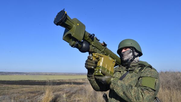 Un militar ruso con el sistema de misiles portátil Igla - Sputnik Mundo
