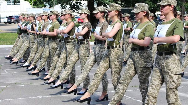 Una fotografía tomada y difundida por el servicio de prensa del Ministerio de Defensa ucraniano el 2 de julio de 2021 muestra a las soldados ucranianas llevando tacones mientras participan en el ensayo del desfile militar en Kiev. - Sputnik Mundo