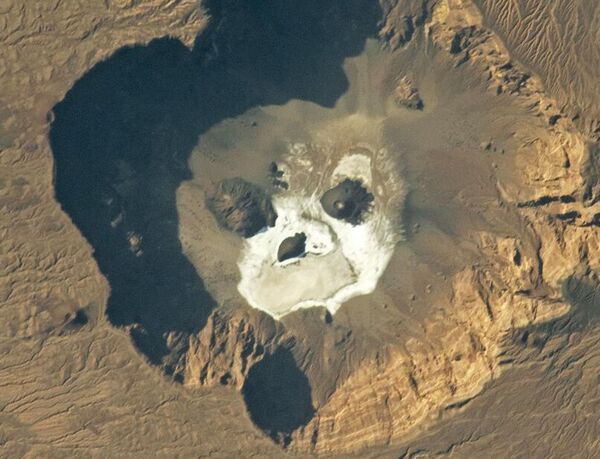 Esta foto fue tomada desde la Estación Espacial Internacional mientras sobrevolaba la meseta montañosa de Tibesti, en el Sáhara central. El objeto, con forma de cráneo, se encuentra en el fondo de una enorme caldera volcánica y está formado por erupciones de antiguos volcanes y depósitos de sal procedentes de fuentes termales modernas. - Sputnik Mundo
