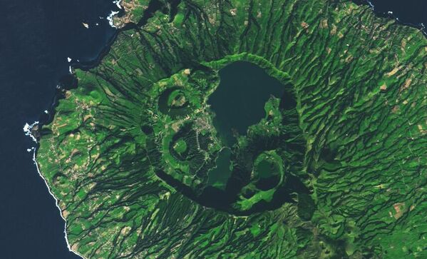 Esta fotografía muestra la isla de San Miguel, la mayor del archipiélago portugués de las Azores. Las islas del archipiélago son de origen volcánico. - Sputnik Mundo