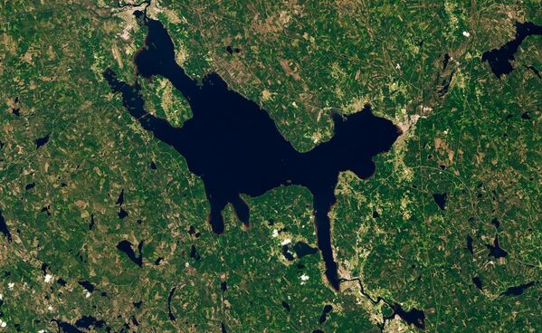 Dalarna es una provincia del norte de Suecia. Hace 350 millones de años, un enorme meteorito cayó allí y formó el lago Siljan, que se parece a un gato maullando.  - Sputnik Mundo