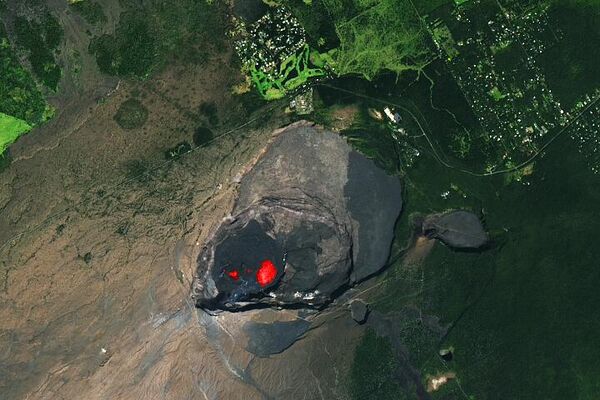 Lava en la cima del Kilauea, un volcán activo de la isla de Hawai. - Sputnik Mundo