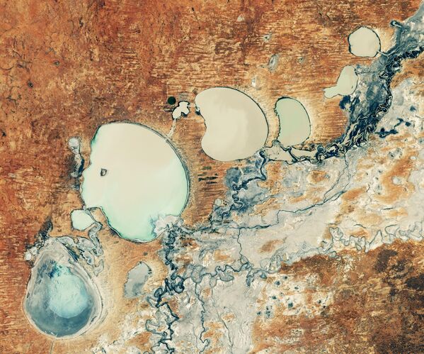 Las inundaciones históricas del estado australiano de Nueva Gales del Sur provocaron que el 2022 estos lagos se llenaran de agua por primera vez en cinco años. - Sputnik Mundo