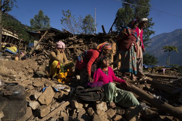 Un fuerte sismo de magnitud 6,4 sacudió Nepal el 3 de noviembre en el distrito de Jajarkot, en la frontera con la India. Según las autoridades, al menos 153 personas murieron y varios cientos resultaron heridas. Viviendas, escuelas, hospitales y otros edificios quedaron destruidos.En la foto: una residente local llorando en la casa donde su nieto, su hijo y su nuera fallecieron en el terremoto. - Sputnik Mundo