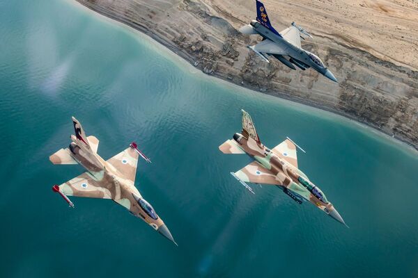 Dos cazas F-16 israelíes y uno estadounidense durante unas maniobras militares en Israel en enero de 2022. - Sputnik Mundo
