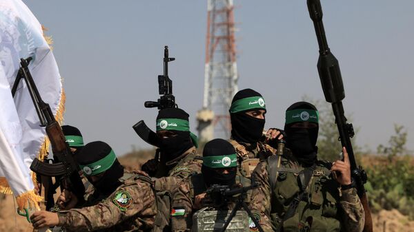 Combatientes palestinos de las Brigadas Al Qassam, brazo armado del movimiento Hamás. - Sputnik Mundo
