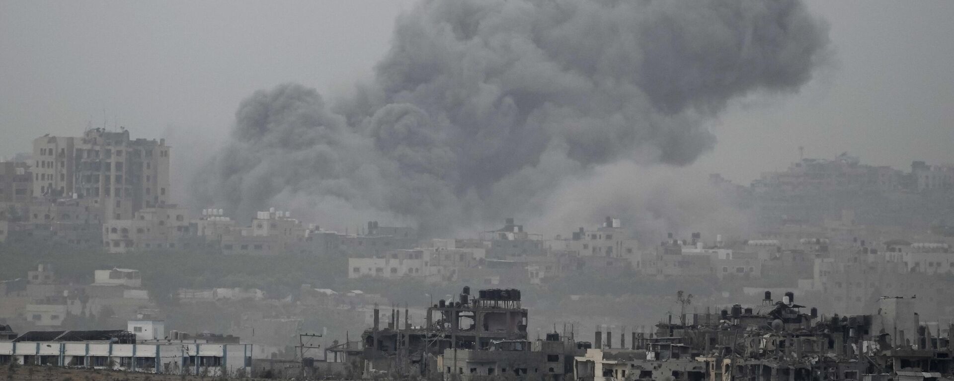 El humo se eleva tras un ataque aéreo israelí en la Franja de Gaza, visto desde el sur de Israel - Sputnik Mundo, 1920, 21.11.2023
