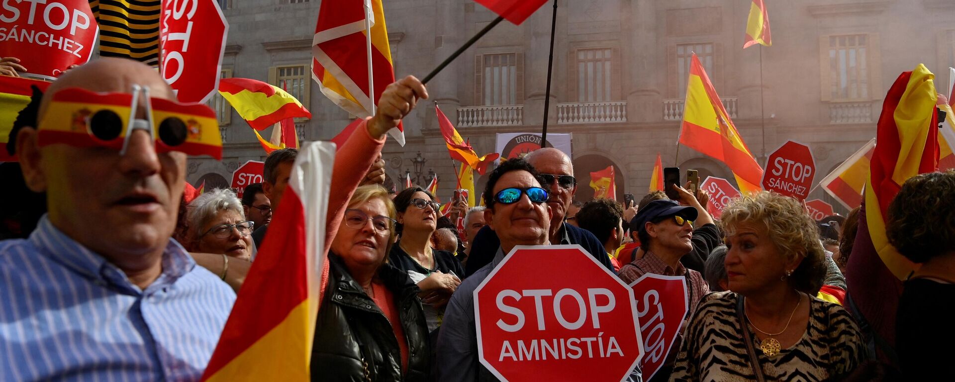 Manifestantes sostienen carteles de 'Stop Amnistía' y banderas españolas durante una protesta convocada por la oposición de derechas contra un proyecto de ley de amnistía, Barcelona, el 12 de noviembre de 2023 - Sputnik Mundo, 1920, 15.11.2023