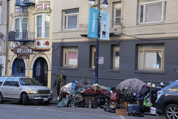 Un campamento de personas sin hogar se ve a lo largo de la calle Leavenworth en el distrito de Tenderloin de San Francisco. - Sputnik Mundo