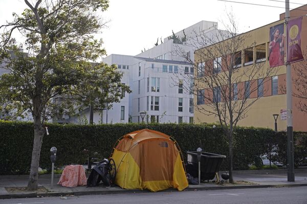 Una tienda de campaña se ve en una acera a la vuelta de la esquina de la Casa de la Ópera con un edificio residencial en el fondo en San Francisco - Sputnik Mundo