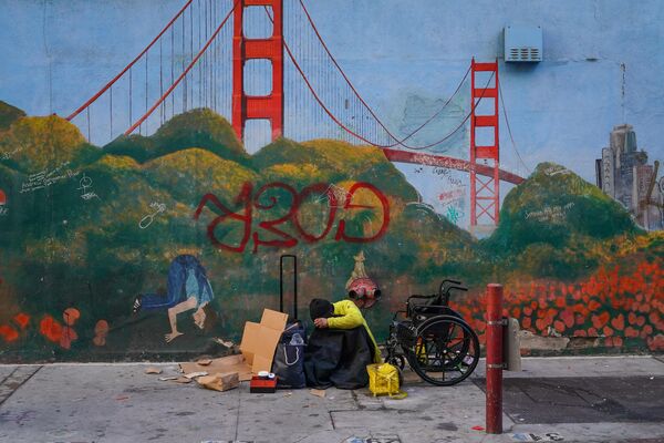 Una persona sin hogar descansa cerca de la sede de la cumbre de la APEC el 11 de noviembre de 2023 en el centro de San Francisco, California. - Sputnik Mundo