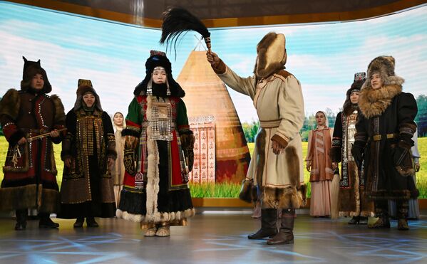 El 12 de noviembre, en el marco del Día de Yakutia, se mostraron tradiciones de boda del pueblo sajá en la Exposición y Foro Internacional Rusia. - Sputnik Mundo