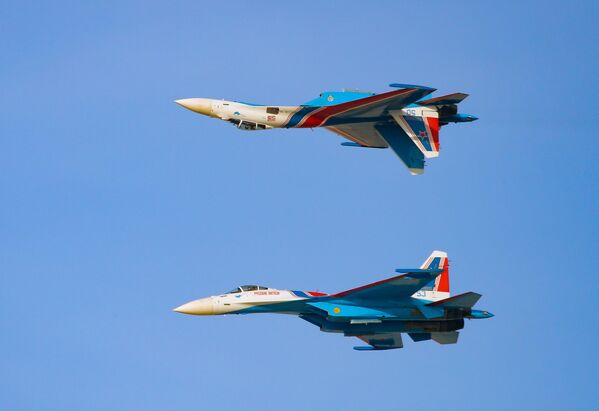 Las tripulaciones del grupo acrobático Russkie Vitiazi (Caballeros rusos), a bordo de cazas Su-35S, demostraron durante el programa de vuelo figuras acrobáticas de grupo y pasaron junto a los espectadores a velocidades extremadamente bajas. - Sputnik Mundo