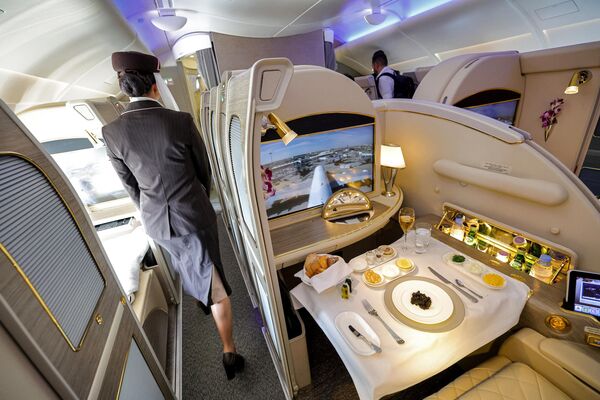 La cabina de primera clase de un avión de pasajeros Airbus A380-800 en Dubai Airshow 2023. - Sputnik Mundo