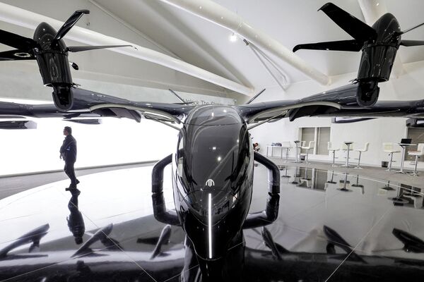 Además de productos militares, el Salón Aeronáutico de Dubái está repleto de novedades civiles, sobre todo vehículos eléctricos de despegue y aterrizaje vertical (eVTOL), que muchos califican como el futuro de la aviación. - Sputnik Mundo