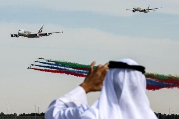 El espectáculo aéreo durará hasta el 17 de noviembre. En la foto: el equipo acrobático Fursan Al Emarat de los EAU actúa en la inauguración del Dubai Airshow 2023 al lado de un Airbus A380. - Sputnik Mundo