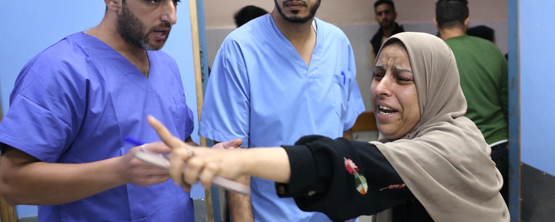 Una mujer palestina reacciona a su llegada al hospital Nasser, donde están siendo trasladados los heridos y muertos tras un ataque israelí, en Khan Yunis, en el sur de la Franja de Gaza, el 26 de octubre de 2023 - Sputnik Mundo, 1920, 14.11.2023