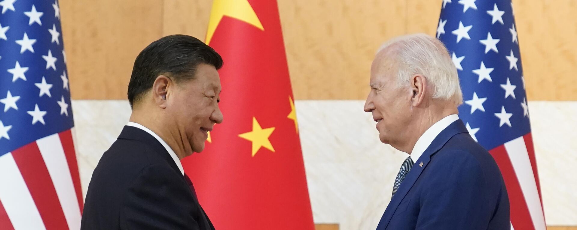 El mandatario chino, Xi Jinping, y el presidente de Estados Unidos, Joe Biden, se dan la mano antes de su reunión al margen de la cumbre del G20, el 14 de noviembre de 2022 - Sputnik Mundo, 1920, 07.03.2024