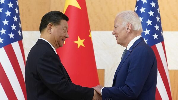 El mandatario chino, Xi Jinping, y el presidente de Estados Unidos, Joe Biden, se dan la mano antes de su reunión al margen de la cumbre del G20, el 14 de noviembre de 2022 - Sputnik Mundo