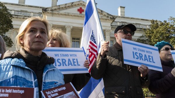 La gente sostiene carteles y banderas durante una protesta para pedir la liberación de los rehenes israelíes, Washington, DC  - Sputnik Mundo