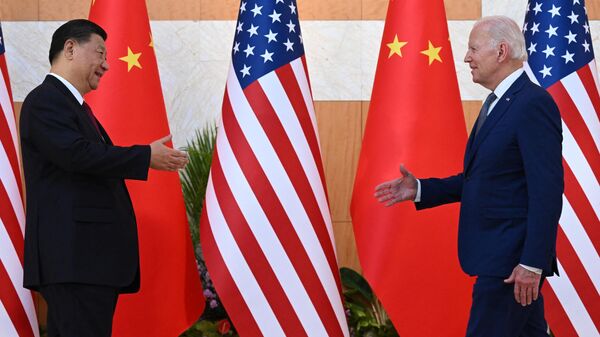 El mandatario chino, Xi Jinping, y el presidente de EEUU, Joe Biden - Sputnik Mundo