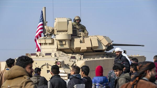 Residentes rodean un vehículo blindado de EEUU que patrulla la zona cerca de la localidad de Tal Hamis, en Siria, en enero de 2023 - Sputnik Mundo