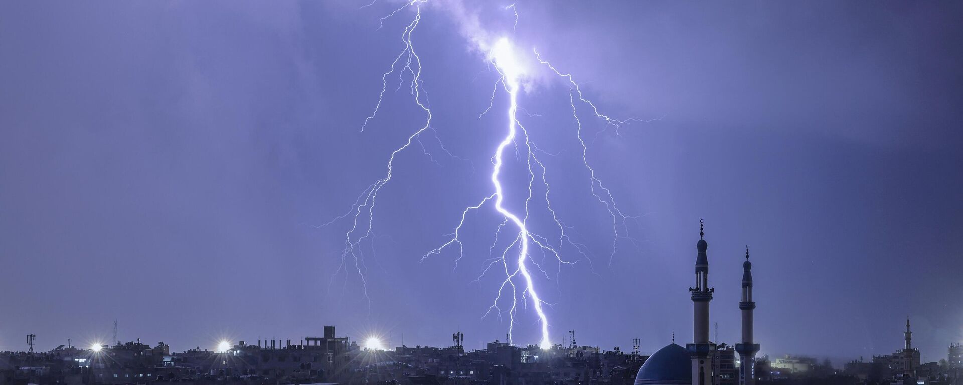 Un rayo ilumina el cielo durante una tormenta sobre Rafah, en el sur de la Franja de Gaza. - Sputnik Mundo, 1920, 15.11.2023
