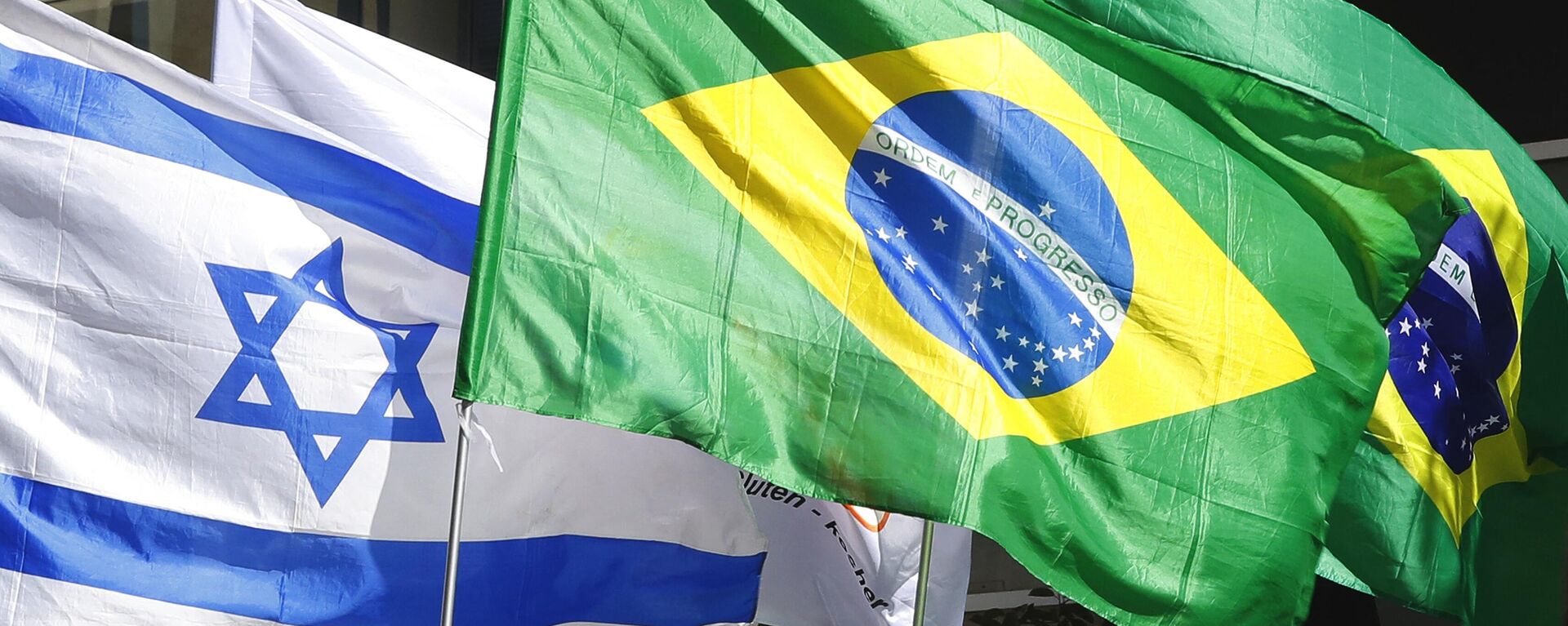 Las banderas israelí y brasileña ondean en el exterior del edificio que alberga la Embajada de Brasil en la ciudad israelí de Tel Aviv - Sputnik Mundo, 1920, 15.11.2023