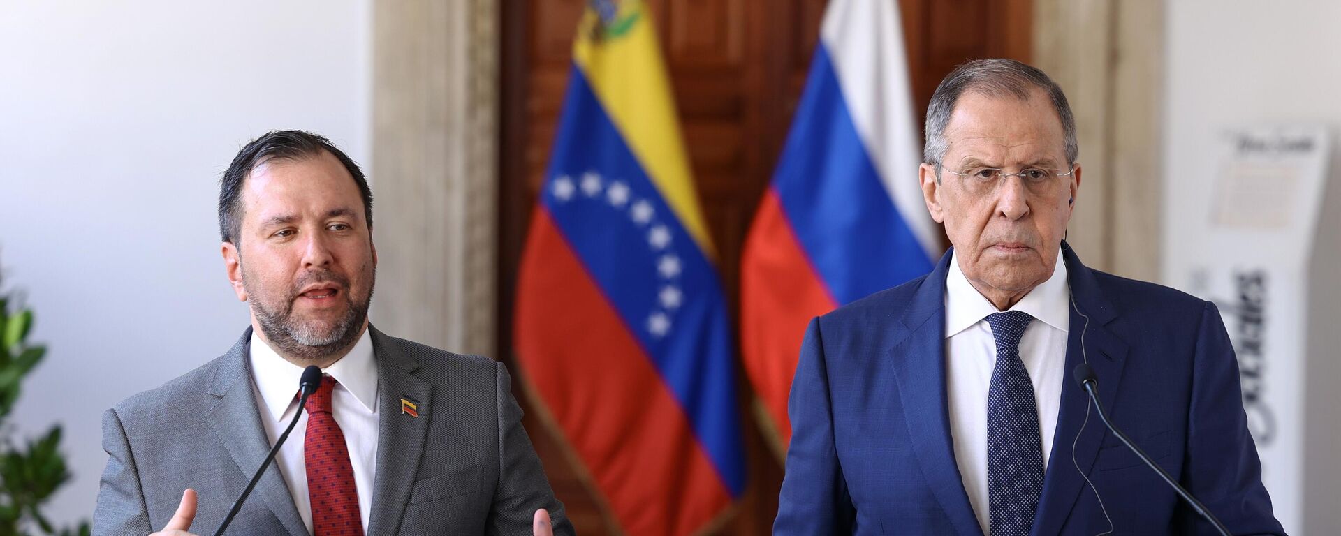 El ministro de Asuntos Exteriores venezolano, Yván Gil Pinto, y el canciller ruso, Serguéi Lavrov - Sputnik Mundo, 1920, 18.11.2023