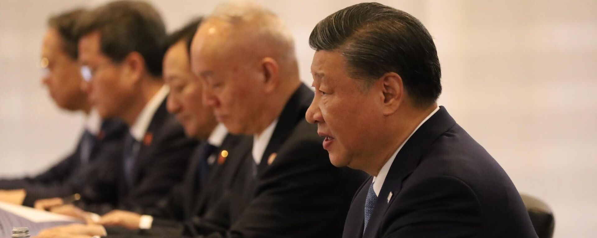 El presidente de China, Xi Jinping, durante una mesa de diálogo con su homólogo mexicano, Andrés Manuel López Obrador - Sputnik Mundo, 1920, 16.11.2023