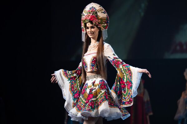 Además de la ganadora de la parte principal del concurso, también fueron elegidas las principales bellezas de ocho distritos federales. Así, Olesia Galichiya de Novorossíisk (en la foto) ganó el título La Belleza del Distrito Federal Sur. - Sputnik Mundo