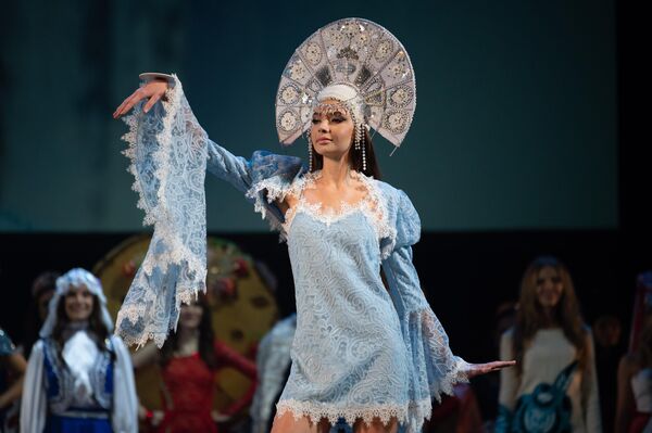 Sófia Pletniova (región de Moscú) interviene en la final del concurso La Belleza de Rusia 2023 en el Teatro de Invierno de Sochi. - Sputnik Mundo