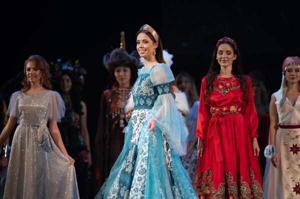Las concursantes en la final de La Belleza de Rusia 2023 en el Teatro de Invierno de Sochi. - Sputnik Mundo