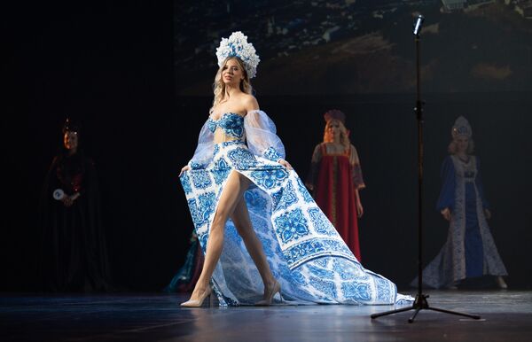 El concurso La Belleza de Rusia se celebró por 28.ª vez. Desde 2009, las ganadoras del premio representan a Rusia en el célebre certamen Miss Tierra, y a partir de 2023 van a representar en Miss Encanto. En la foto: Maria Vedérnikova (Piatigorsk) en la final del concurso La Belleza de Rusia 2023 en el Teatro de Invierno de Sochi. - Sputnik Mundo