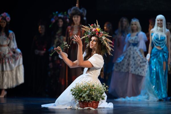 Evguénia Putílova (Ekaterimburgo) durante la final del concurso La Belleza de Rusia 2023 en el Teatro de Invierno de Sochi. - Sputnik Mundo
