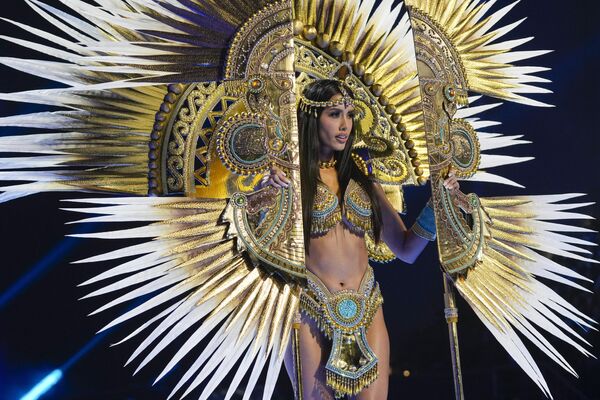 El concurso de trajes tradicionales es el punto culminante del evento.  En la foto: Miss Perú, Camila Escribens. - Sputnik Mundo