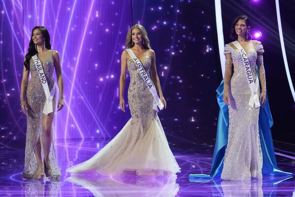 Miss Tailandia, Anntonia Porsild, fue elegida primera finalista y Miss Australia, Moraya Wilson, segunda finalista. - Sputnik Mundo
