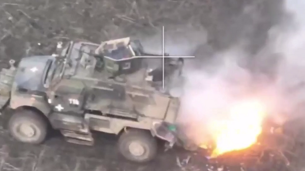 El Ministerio de Defensa de Rusia compartió imágenes de drones destruyendo tropas y equipos militares ucranianos  - Sputnik Mundo