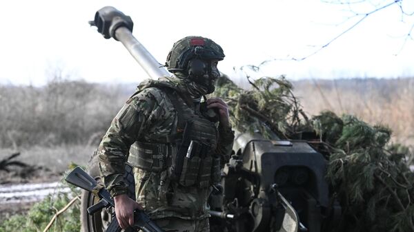 Militar de las Fuerzas Armadas de Rusia del obús D-30 en la zona de la operación militar especial - Sputnik Mundo