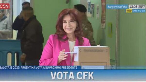 La vicepresidenta argentina, Cristina Fernández de Kirchner, votando en el balotaje de noviembre de 2023 - Sputnik Mundo