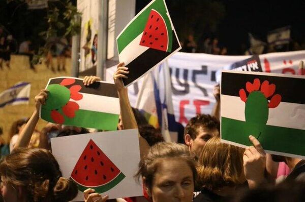 Manifestantes muestran carteles palestinos con una sandía y la palabra &quot;libertad&quot;, porque el ministro de Seguridad Nacional, Itamar Ben Gvir, prohibió ondear banderas palestinas, el 23 de julio de 2023, en Jerusalén (Israel). - Sputnik Mundo